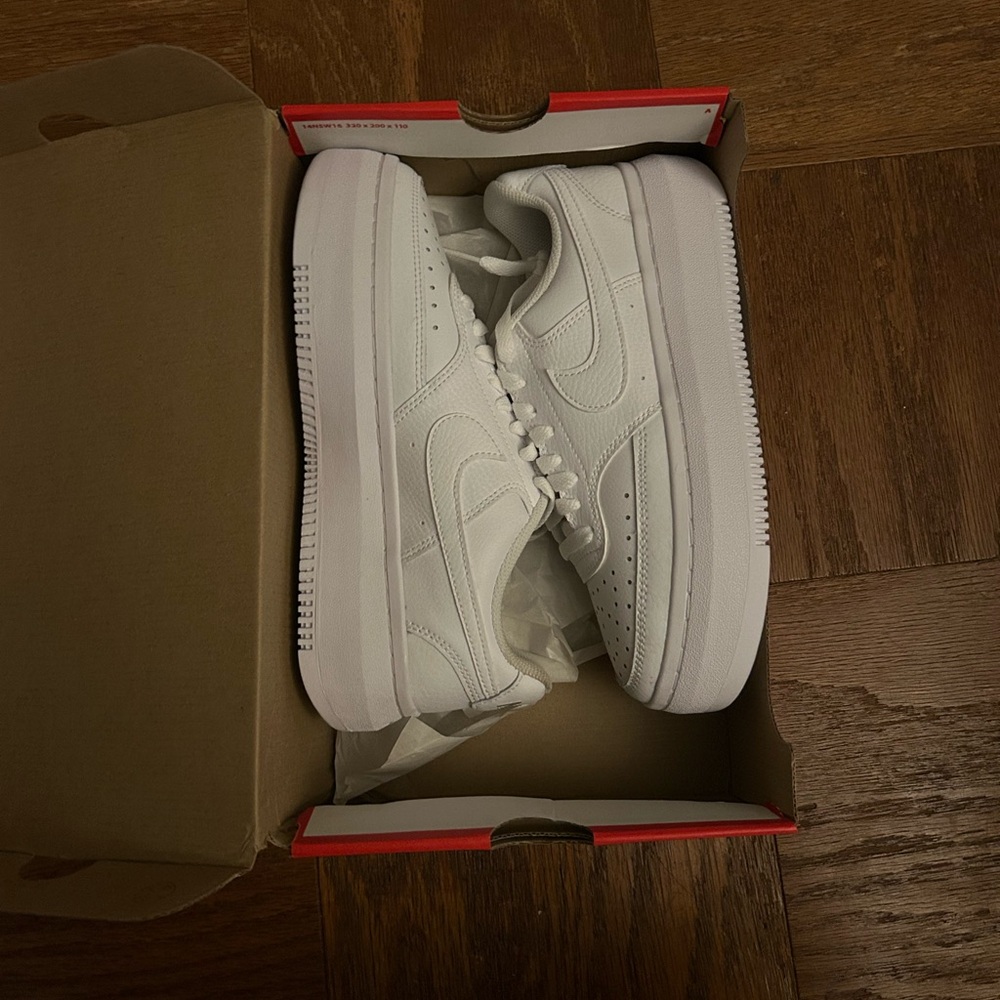 NWT WOMENS COURT VISION ALTA SNEAKER - Size 8.5 (never worn)
